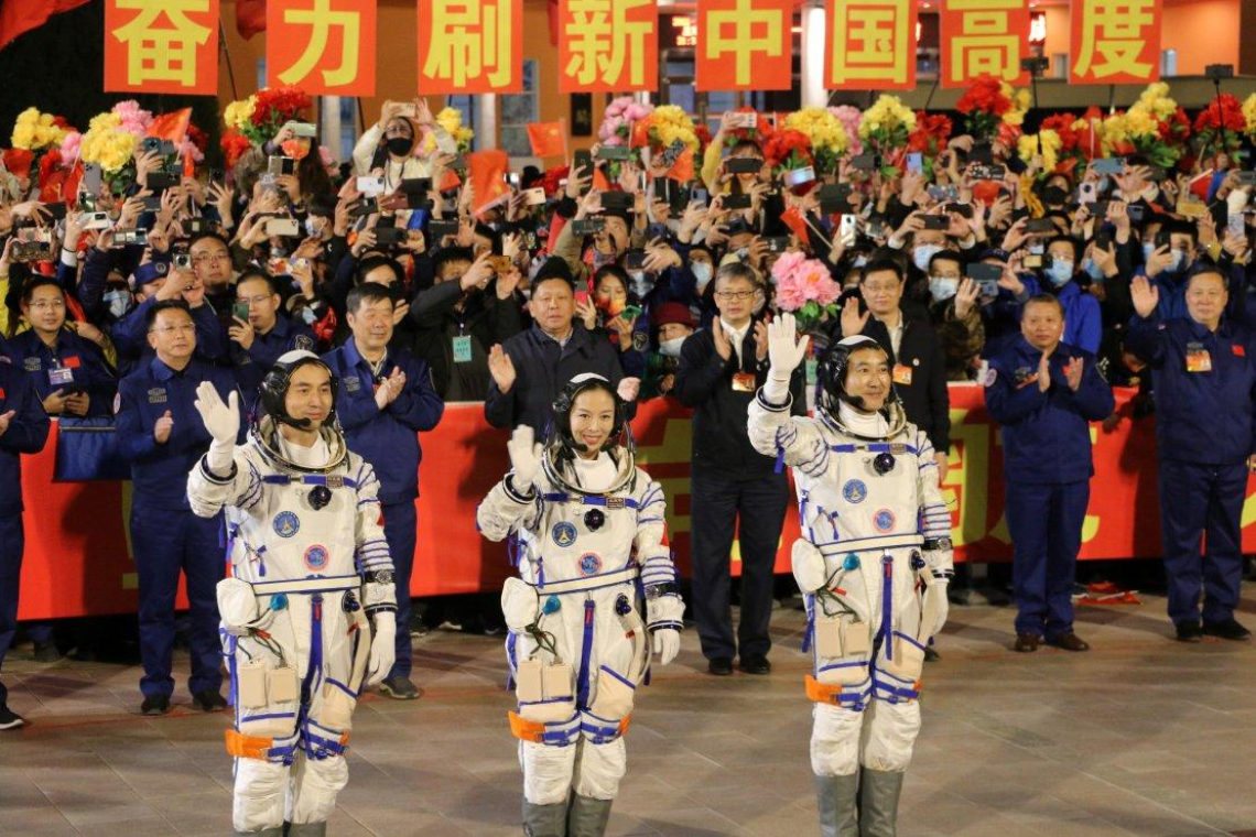 Трое китайских космонавтов вернулись после рекордного пребывания в космосе